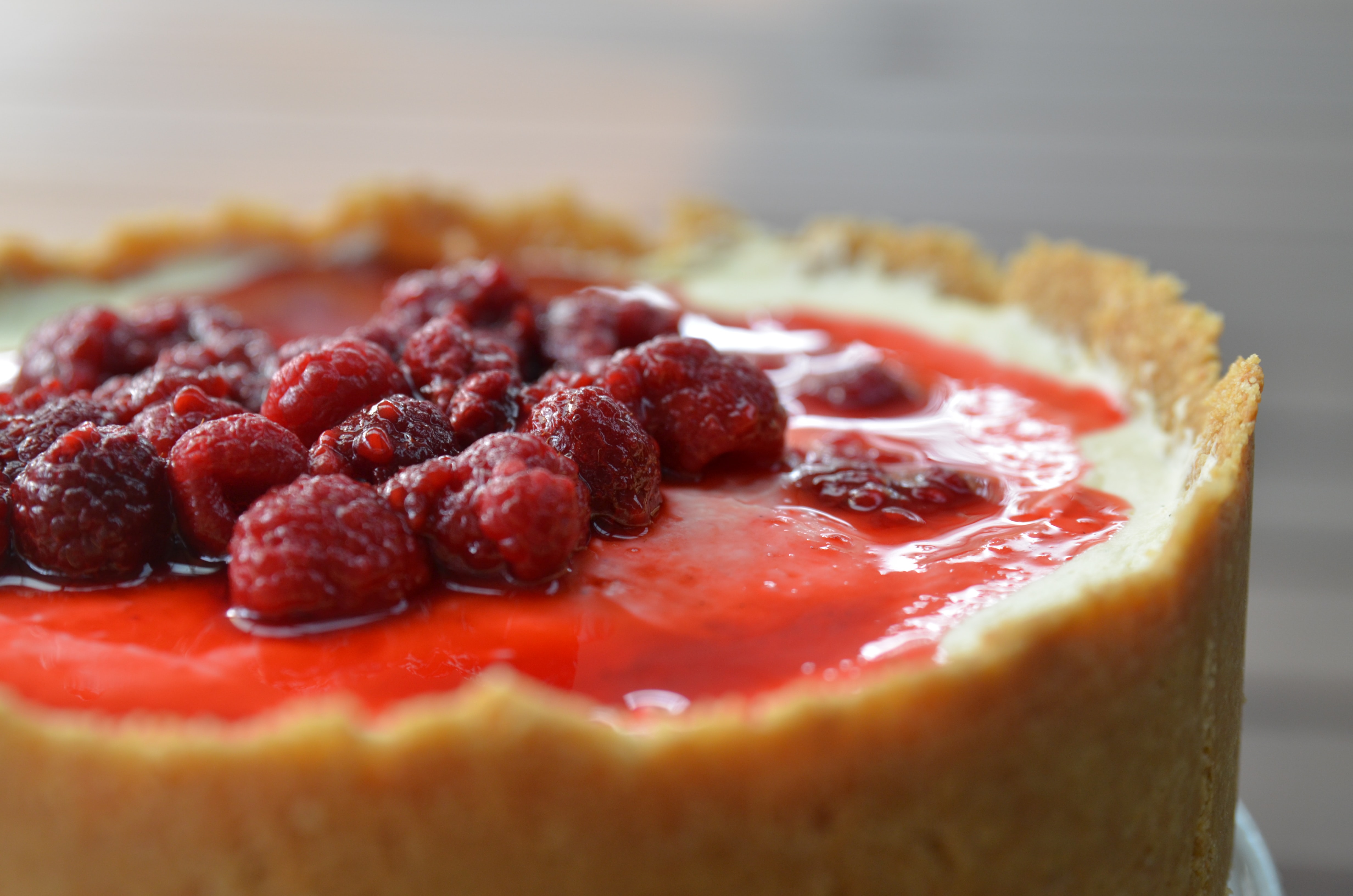 Close up of a whole cheesecake 