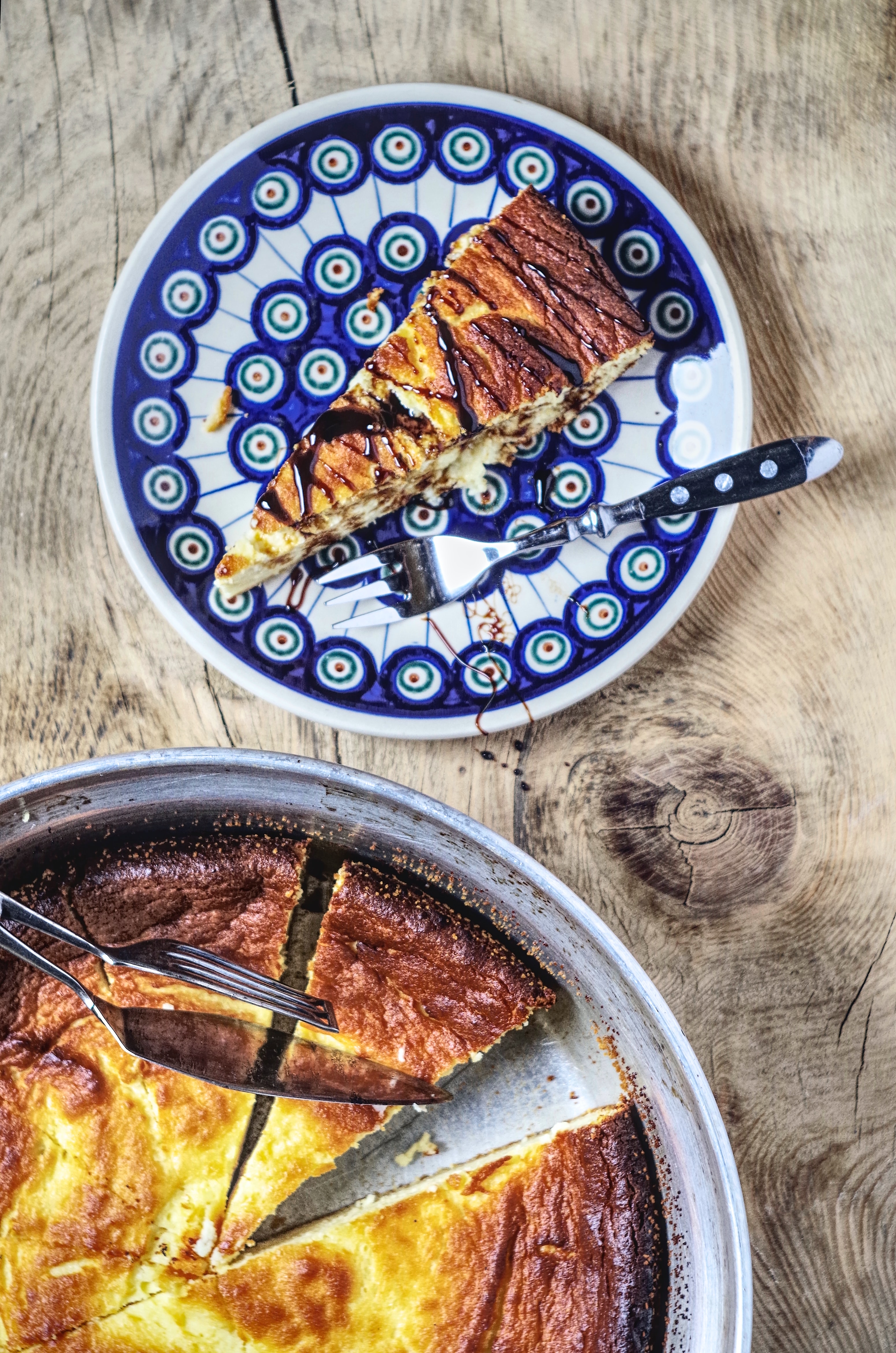 A slice of cheesecake on a blue plate 